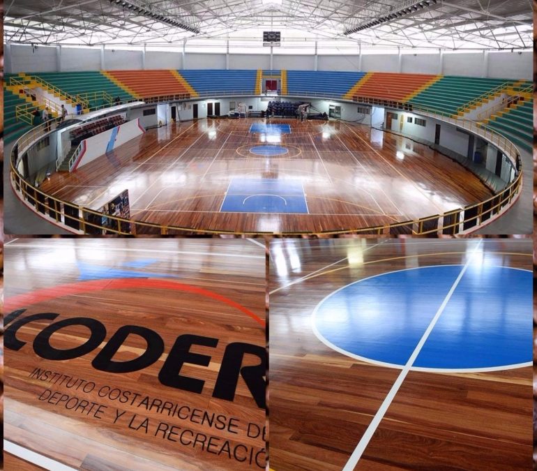 quadra de basquete com piso de madeira
